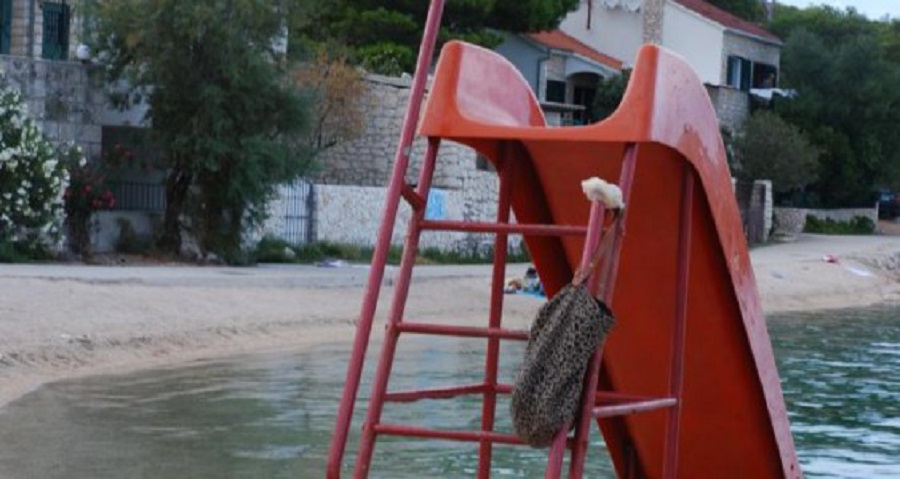 Šmykľavka na pláži Račice v Rogoznici